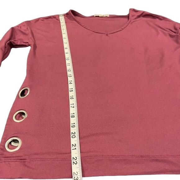Moral Fiber V-Neck Top with Metal Grommets at Hem Slit in Merlot Size Small - Picture 11 of 12